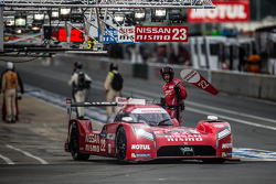 Arrêt aux stands pour la #22 Nissan Motorsports Nissan GT-R LM NISMO : Harry Tincknell, Alex Buncombe, Michael Krumm
