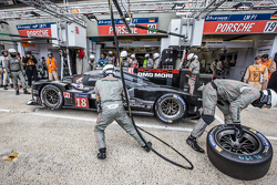 Parada de pits para el #18 Porsche Team Porsche 919 Hybrid: Romain Dumas, Neel Jani, Marc Lieb