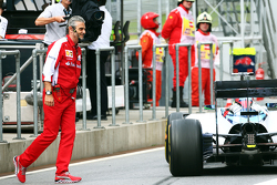 Felipe Massa, Williams FW37, évite de justesse Maurizio Arrivabene, Ferrari, dans les stands