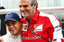 Felipe Massa, Williams avec Maurizio Arrivabene, Ferrari, lors de la première séance d'Essais Libres