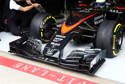 McLaren MP4-30 Фернандо Алонсо с новым крылом