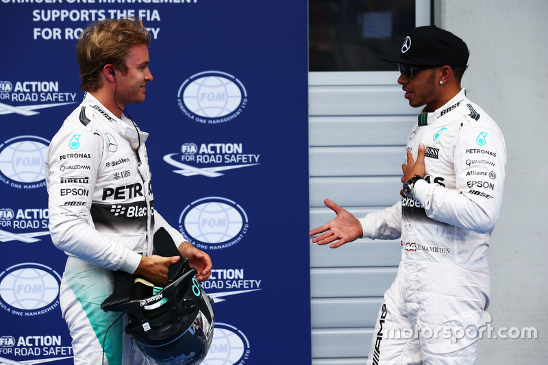 El segundo clasificado, Nico Rosberg, de Mercedes AMG F1 con su compañero de equipo Lewis Hamilton, 