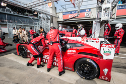 Pitstop voor #23 Nissan Motorsports Nissan GT-R LM NISMO: Olivier Pla, Jann Mardenborough, Max Chilt
