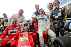 Les pilotes lors de la parade des Légendes : Christian Danner,; Riccardo Patrese,; Gerhard Berger,; Niki Lauda, Président non-exécutif de Mercedes; Jean Alesi,; Nelson Piquet,; Pierluigi Martini,; Alain Prost,.