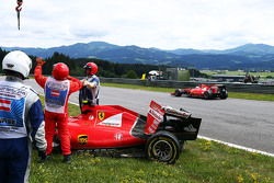 Sebastian Vettel, Ferrari SF15-T passa pela Ferrari SF15-T danificada de seu companheiro Kimi Raikkonen, Ferrari