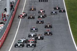 Nico Rosberg, de Mercedes AMG F1 W06 y Lewis Hamilton, batalla Mercedes AMG F1 W06 en el inicio de l