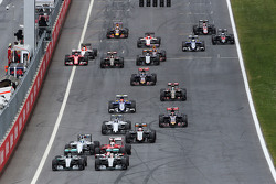 Nico Rosberg, Mercedes AMG F1 W06 et Lewis Hamilton, Mercedes AMG F1 W06 en lutte au départ