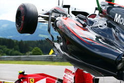 El McLaren MP4-30 dañado de Fernando Alonso, McLaren