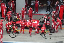 Sebastian Vettel, Ferrari SF15-T tiene una larga parada en boxes con una rueda trasera derecha pegad
