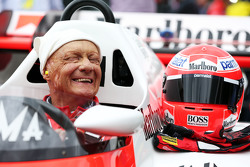Niki Lauda, Mercedes Presidente no ejecutivo en el McLaren MP4 / 2 en el desfile de Leyendas