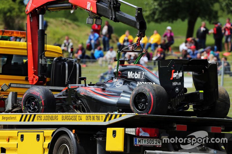 El McLaren MP4-30 de Fernando Alonso, McLaren es Llevado a boxes en la parte posterior de un camión
