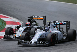 Валттери Боттас, Williams FW37 и Нико Хюлькенберг, Sahara Force India F1 VJM08 - борьба за позицию