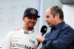 Lewis Hamilton, Mercedes AMG F1 sur le podium avec Gerhard Berger