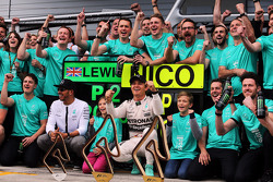 Ganador de la carrera, Nico Rosberg, Mercedes AMG F1 y Lewis Hamilton, Mercedes AMG F1 celebran con el equipo