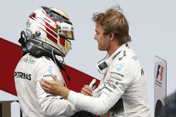 Le vainqueur Nico Rosberg, Mercedes AMG F1 Team et le deuxième, Lewis Hamilton, Mercedes AMG F1 Team