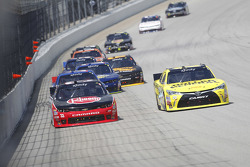 Austin Dillon, Richard Childress Racing Chevrolet y Ross Kenseth, Joe Gibbs Racing Toyota
