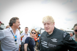 Prefeito de Londres, Boris Johnson anda num carro da Formula E no circuito do Battersea Park
