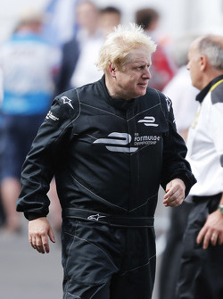 Prefeito de Londres, Boris Johnson anda num carro da Formula E no circuito do Battersea Park
