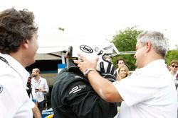 El alcalde de Londres, Boris Johnson, se sube a un auto de Fórmula E en el circuito de Battersea Par