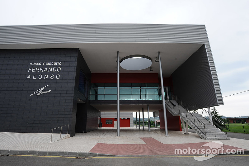 Das Fernando-Alonso-Museum mit Kartbahn