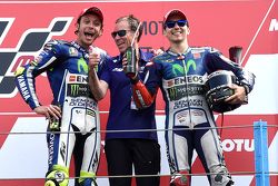 Podio: ganador de la carrera de Valentino Rossi, el tercer lugar Jorge Lorenzo
