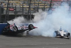 Takuma Sato, A.J. Foyt Enterprises Honda et Will Power, Team Penske Chevrolet se crashent