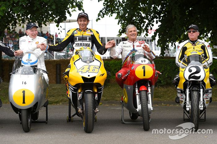 John Surtees y Valentino Rossi, Yamaha Factory Racing , Giacomo Agostini y Kenny Roberts