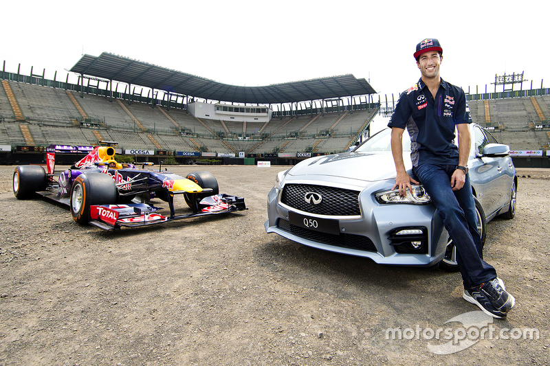 Daniel Ricciardo, Red Bull Racing, testet den neuen Grand-Prix-Kurs in Mexiko