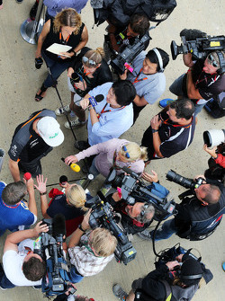 Nico Hulkenberg, Sahara Force India F1 con los medios