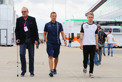 Didier Coton, Administrador de pilotoscon Antti Vierula, entrenador personal y Kevin Magnussen, McL