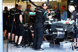El Mercedes AMG F1 W06 de Nico Rosberg, Mercedes AMG F1 trabajando en los pits