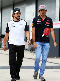 Fernando Alonso, McLaren com Carlos Sainz Jr., Scuderia Toro Rosso