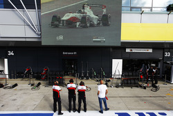Ingenieros ART miran a Marvin Kirchhofer, ART Grand Prix en la pantalla grande