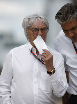 Bernie Ecclestone, con Pasquale Lattuneddu, de la FOM
