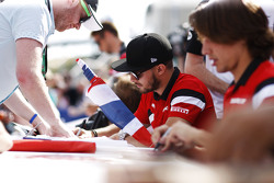 Will Stevens, Manor F1 Team et Roberto Merhi, Manor F1 Team signent des autographes pour les fans
