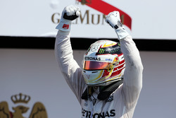 Il vincitore Lewis Hamilton, Mercedes AMG F1 festeggia nel parco chiuso