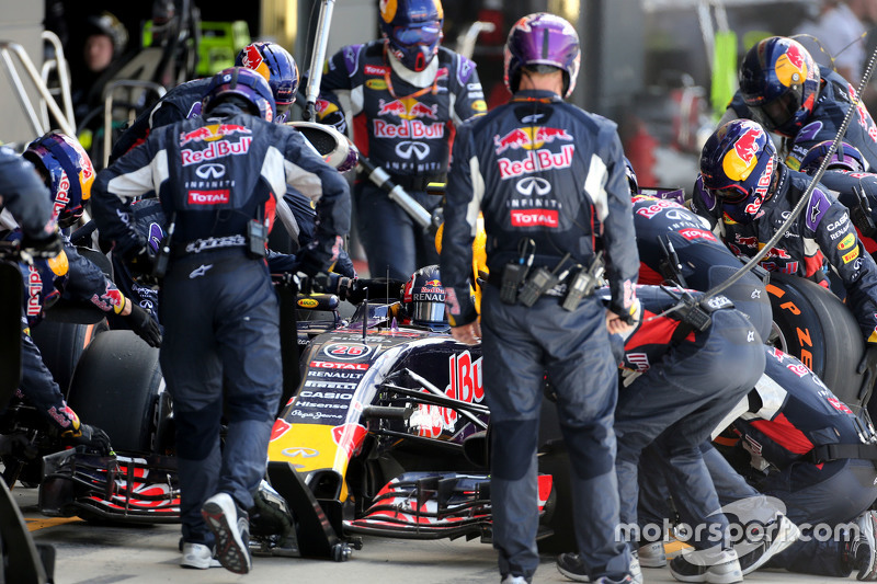 Daniil Kvyat, Red Bull Racing, beim Boxenstopp