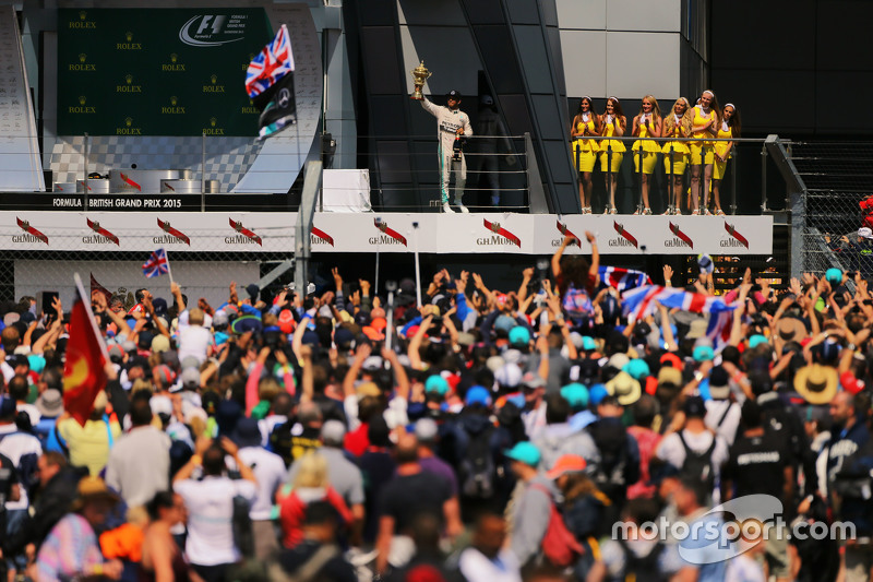 Race winner Lewis Hamilton, Mercedes AMG F1 celebrates on the podium.