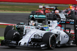 Льюис Хэмилтон, Mercedes AMG F1 W06 широко выходит из поворота пытаясь обойти Фелипе Массу, Williams