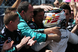 Победитель гонки - Льюис Хэмилтон, Mercedes AMG F1 празднует в закрытом парке
