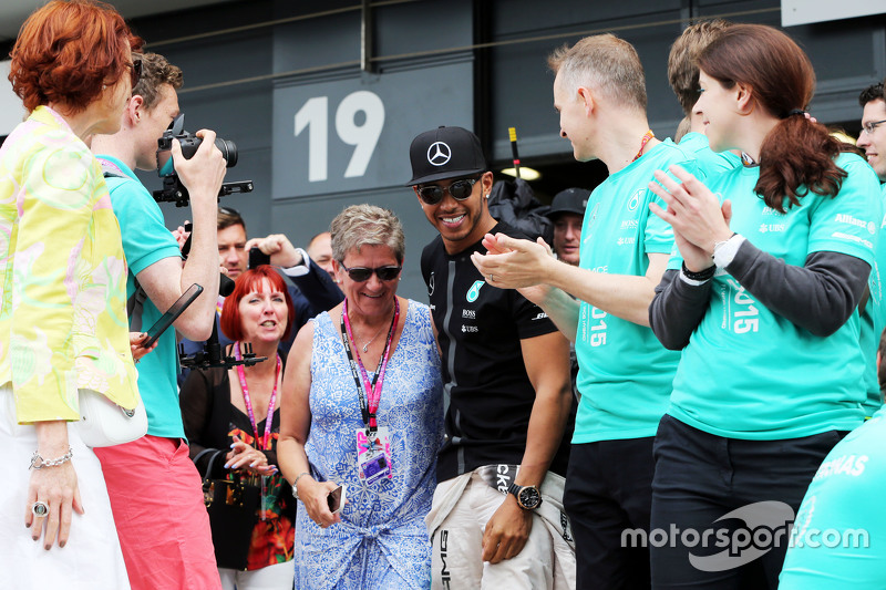 Il vincitore Lewis Hamilton, Mercedes AMG F1 festeggia con la madre Carmen Lockhart e il team