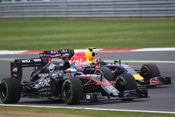 Фернандо Алонсо, McLaren MP4-30 и Даниил Квят, Red Bull Racing RB11 - борьба за позицию