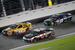 Matt Kenseth, Joe Gibbs Racing Toyota, Kevin Harvick, Stewart-Haas Racing Chevrolet y Denny Hamlin, 