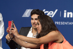 Sergio Pérez Sahara Force India F1 se toma una selfie con una fan