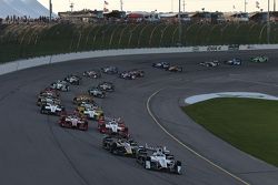 Partenza: Helio Castroneves, Team Penske Chevrolet leads