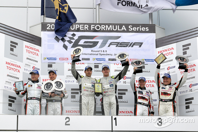 Ричард Уи (первый справа). Clearwater Racing (машина №60), LMGTE Am