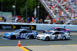 Jimmie Johnson, Hendrick Motorsports Chevrolet y Brad Keselowski, Team Penske Ford