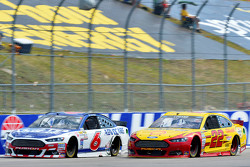 Trevor Bayne, Roush Fenway Racing Ford y Joey Logano, Team Penske Ford