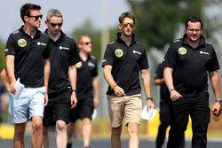 Джолион Палмер, Lotus F1 Team, Ромен Грожан, Lotus F1 Team, Жюльен Симон-Шотан, гоночный инженер, Lo