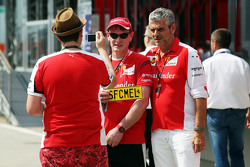 Maurizio Arrivabene, director del equipo Ferrari con los fans